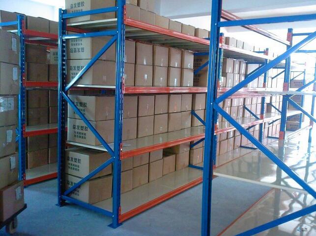 救灾物资储备仓库里仓储货架的使用