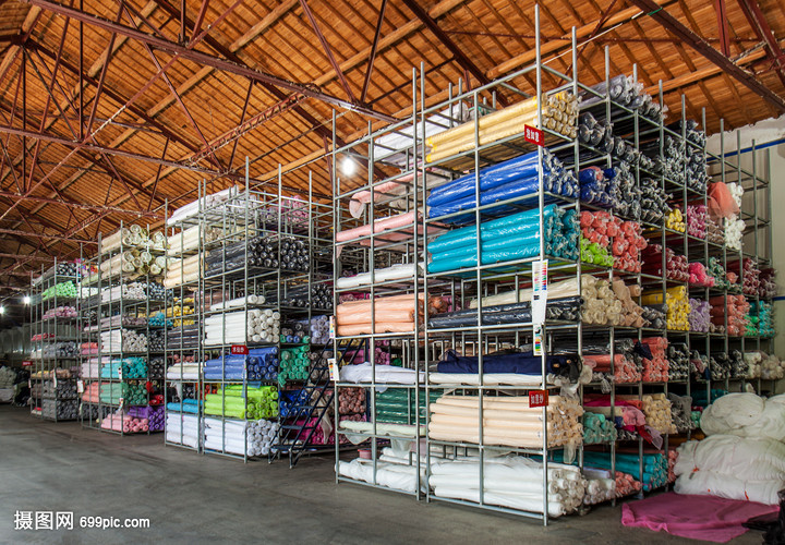 工厂整齐的货架摆放物品